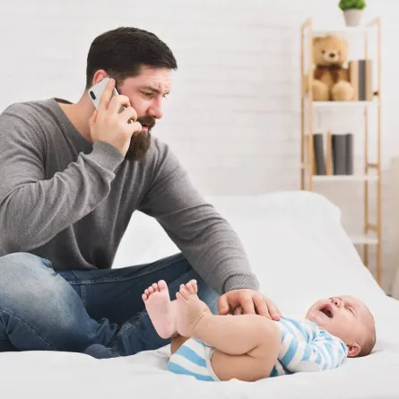 صورة الأب يصرخ بحضور المولود