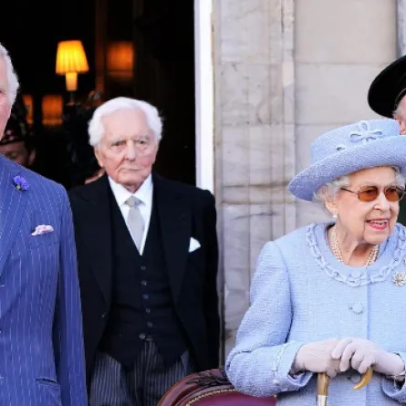 الأمير تشارلز مع والدته الملكة إليزابيث