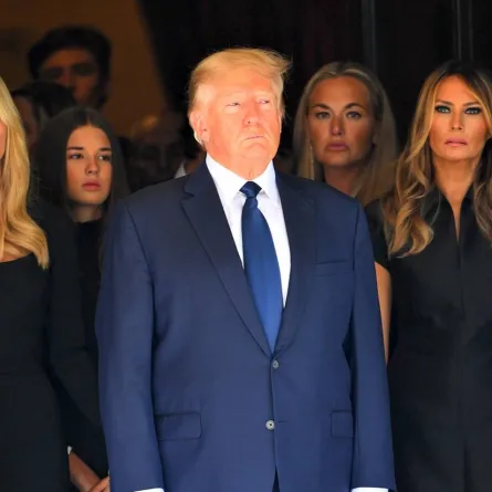 دونالد ترامب بين زوجته ميلانيا وابنته إيفانكا لحضور جنازة إيفانا ترامب- الصورة من موقع People