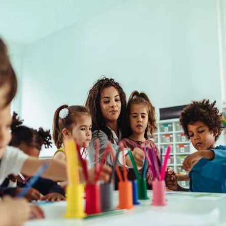 صورة لأطفال في المدرسة