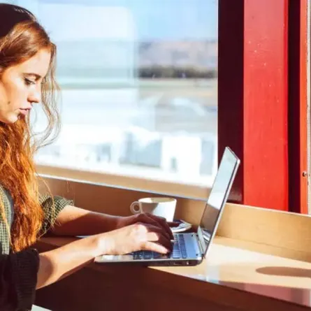  هل شبكة WiFi في المطار آمنة؟ 5 طرق للحفاظ على أمان بياناتك عند استخدام شبكات المطارات العامة