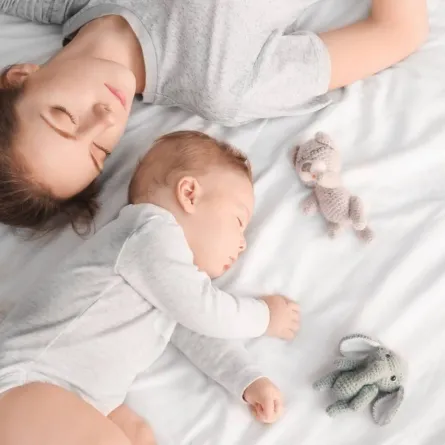 صورة لأم مع مولودها