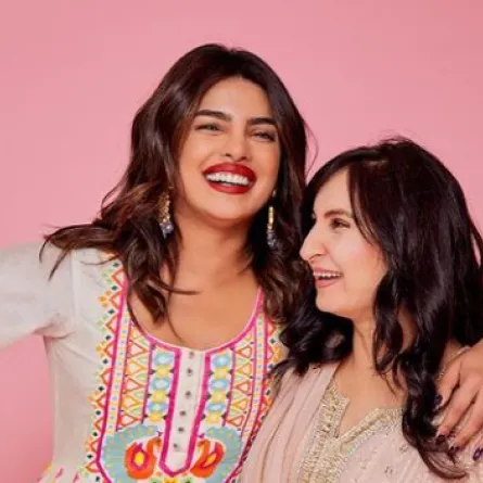 بريانكا شوبرا مع صديقتها تمانا دوت