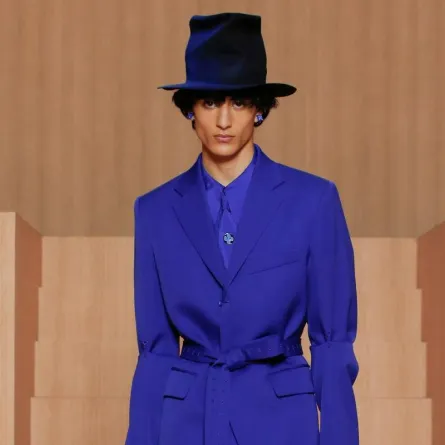 اللون الأزرق الداكن من مجموعة لويس فويتون الرجالية لصيف 2022