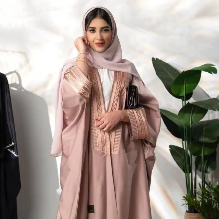 خولة المراغي بعباية بلون ترابي