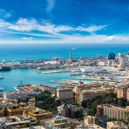 ميناء جنوة في يوم صيفي
