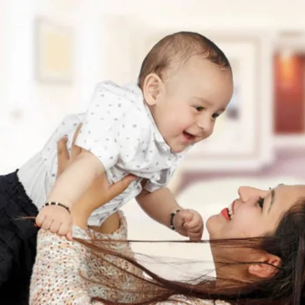 صورة لطفل في الشهر السادس لديه تواصل مع الأم