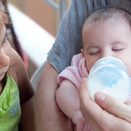 صورة لمظاهر الغيرة بين طفلين