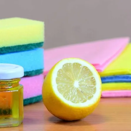 مزيج مؤلّف من زيت الزيتون ومواد أخرى لتلميع الأثاث