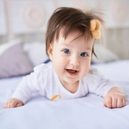 صورة لطفلة تلعب