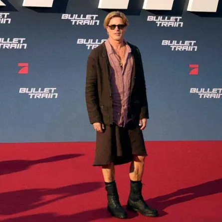 براد بيت يرتدي تنورة بنية