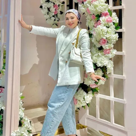 حنان الحكيم بالبليزر مع الجينز الفضفاض