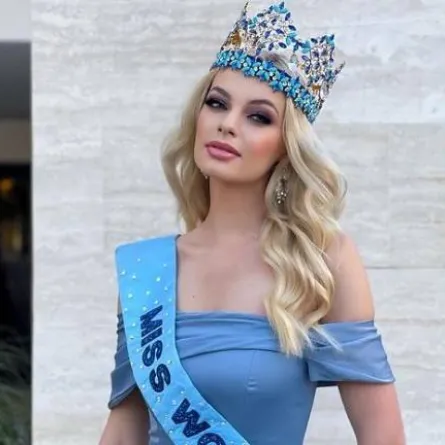 كارولينا بيلاوسكا- الصورة من حساب ملكة جمال العالم الرسمي على انستغرام 