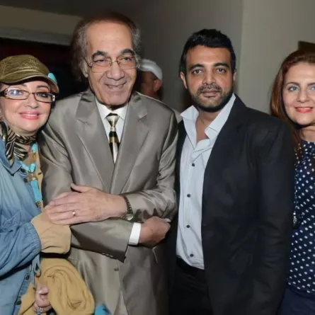 محمود ياسين يتوسط أسرته - الصورة من أرشيف المحرر