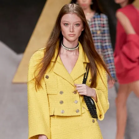 تنسيق الجاكيت الأصفر