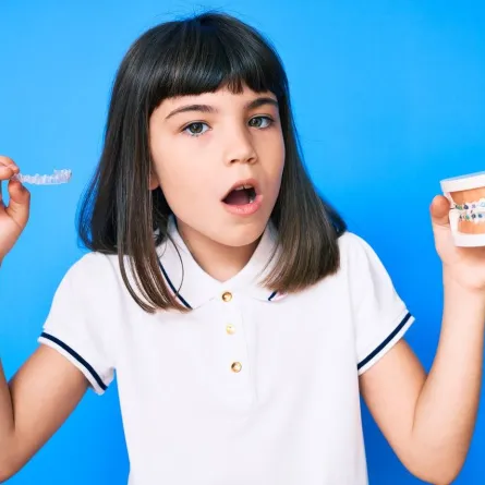 صورة لطفلة تعبر بسخرية