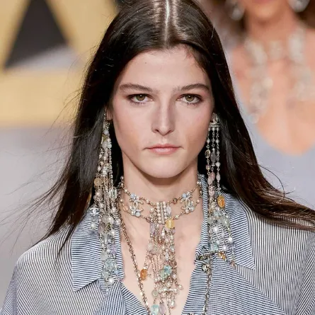 الإكسسوارات الفضية من عروض صيف 2022