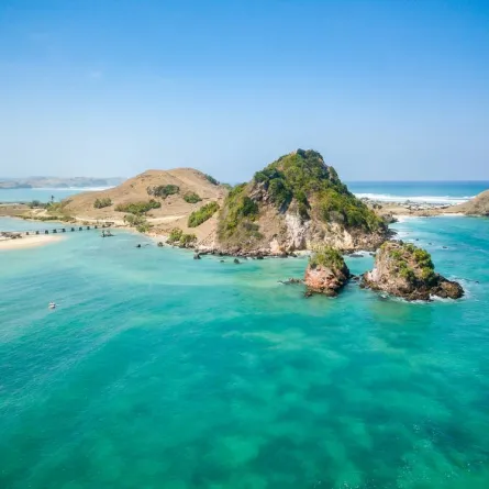 جزيرة لومبوك، مثل بالي، بتتمتع بفصل رطب وجاف 