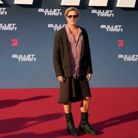 براد بيت بالتنورة أثناء الترويج لفيلمه الجديد Bullet Train- الصورة من موقعABC News