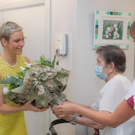 الأميرة شارلين في زيارتها لدار التقاعد- الصورة من حساب البيت الملكي في موناكو على إنستغرام