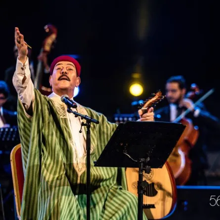 تفاعل  بين الفنان لطفي بوشناق والجمهور- الصورة من موقع المهرجان على الفيسبوك