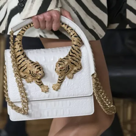 موديلات حقائب باللون الأبيض