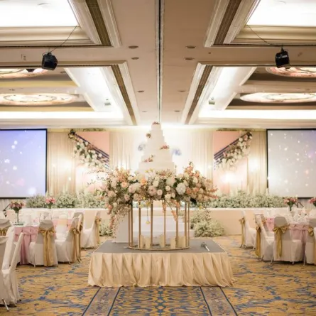 لا يمكن الإغفال عن اللوحات الترحيبية المثبتة أمام باب القاعة