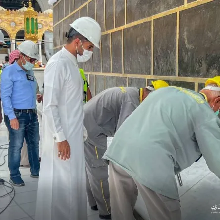 صيانة جدار الكعبة المشرفة وتركيب المذهبات استعدادًا لتبديل ثوب الكعبة المشرفة الجديد