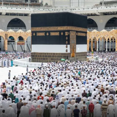 بدء عملية تغيير كسوة الكعبة المشرفة - الصورة من حساب شؤون الحرمين