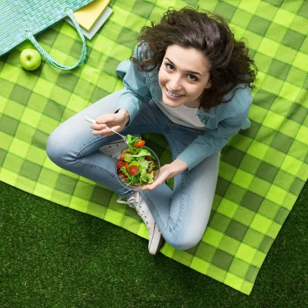 صورة لمراهقة تتناول طعامها