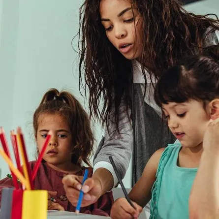 كيف تكتشفين عمى الألوان عند طفلك؟