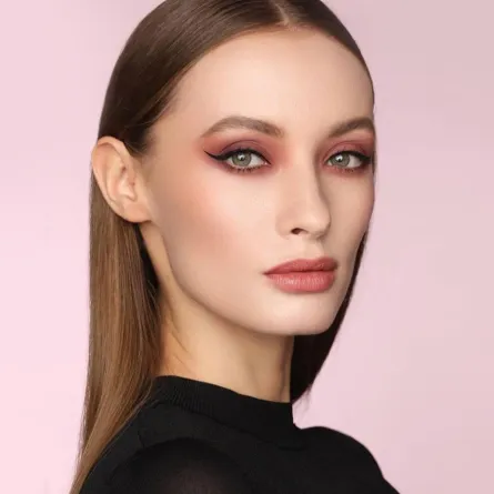 مكياج مات للعروس باللون الخوخي(الصورة من حساب deniskartashev على إنستغرام)