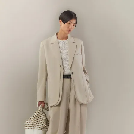 تنسيق البليزر الطويلة باللون البيج لصيف 2022 من فيليب ليم  Phillip Lim