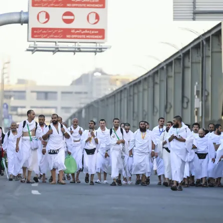 حجاج بيت الله يتوافدون لمشعر منى لقضاء يوم التروية