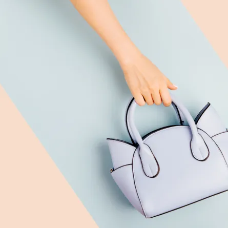 موديلات حقائب باللون الأزرق لصيف 2022