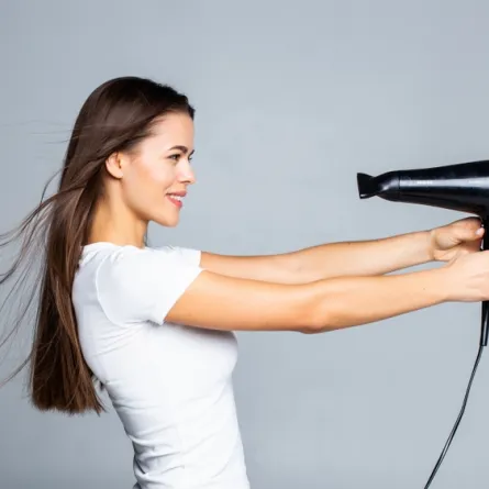 أضرار عدم تجفيف الشعر بعد الاستحمام