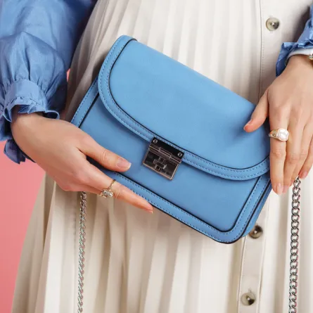 موديلات حقائب باللّون الأزرق 