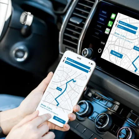تطبيقات الهاتف للخرائط في السيارة