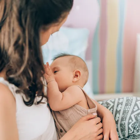 تصرف طريف يقوم به الرضيع مع أمه أثناء الرضاعة؟