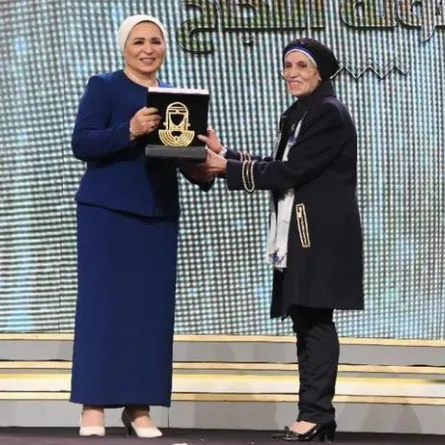 السيدة الأولى انتصار السيسي تكرّم رجاء حسين - الصورة من حساب السيدة الأولى انتصار السيسي على فيسبوك