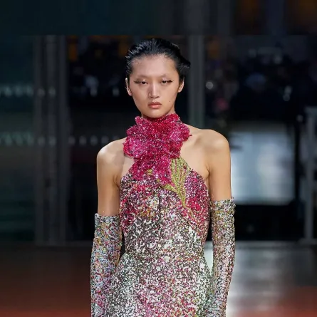 فساتين مرصّعة بالأحجار الملوّنة