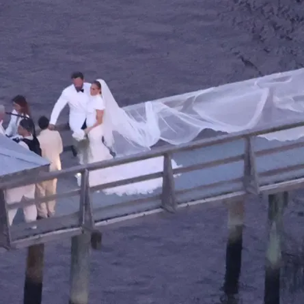 كم بلغ ثمن فستان زفاف جينيفر لوبيز من بن أفليك؟