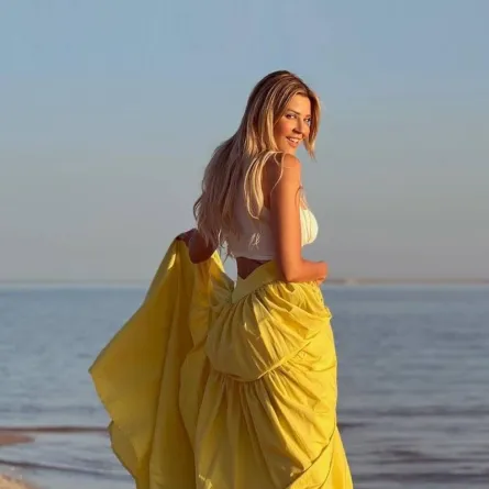 إطلالات النجمات باللون الأصفر