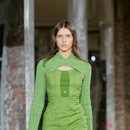 فساتين باللون الأخضر التفاحي من أكني ستوديوز Acne Studios