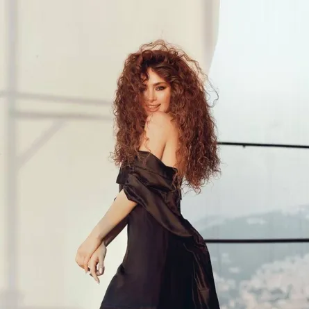 ستيفاني صليبا باللون الأسود