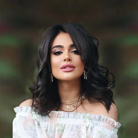 ليالي دهراب بالويفي مع المكياج الزهري