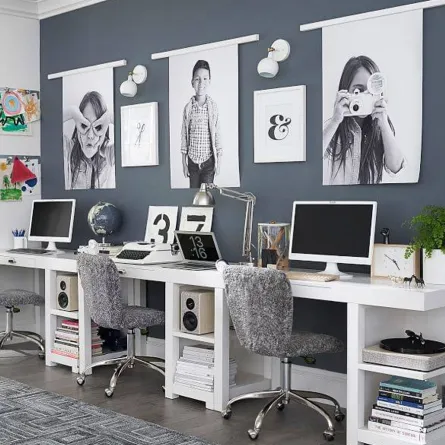 ثلاثة مكاتب بيضاء اللون