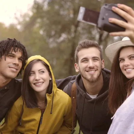 علامات تكشف بأنه لا يريد أن يكون صديقك 