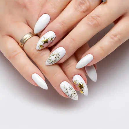 طلاء أظافر أبيض وذهبي للعروس