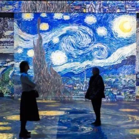 المعرض الفني هو الفضاء الإبداعي الذي تلتقي فيه الفنون بمختلف أنواعها - الصورة من موقع exhibitionglobe-com